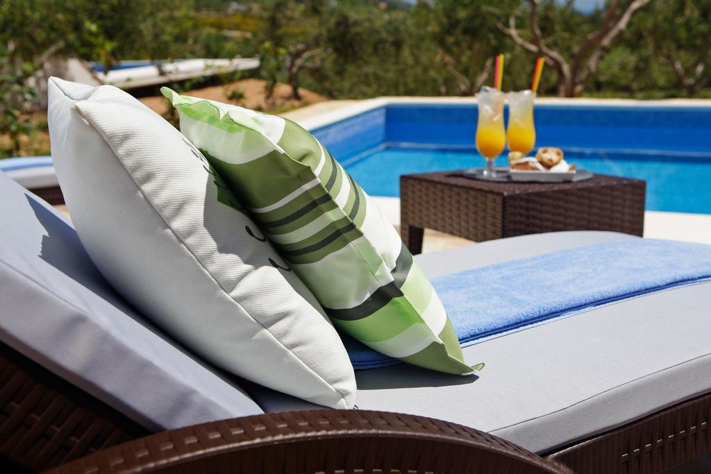 Holiday Homes Oliva Бол Стая снимка