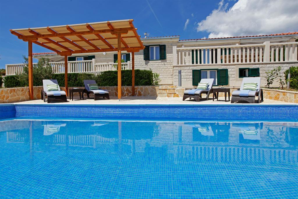 Holiday Homes Oliva Бол Стая снимка